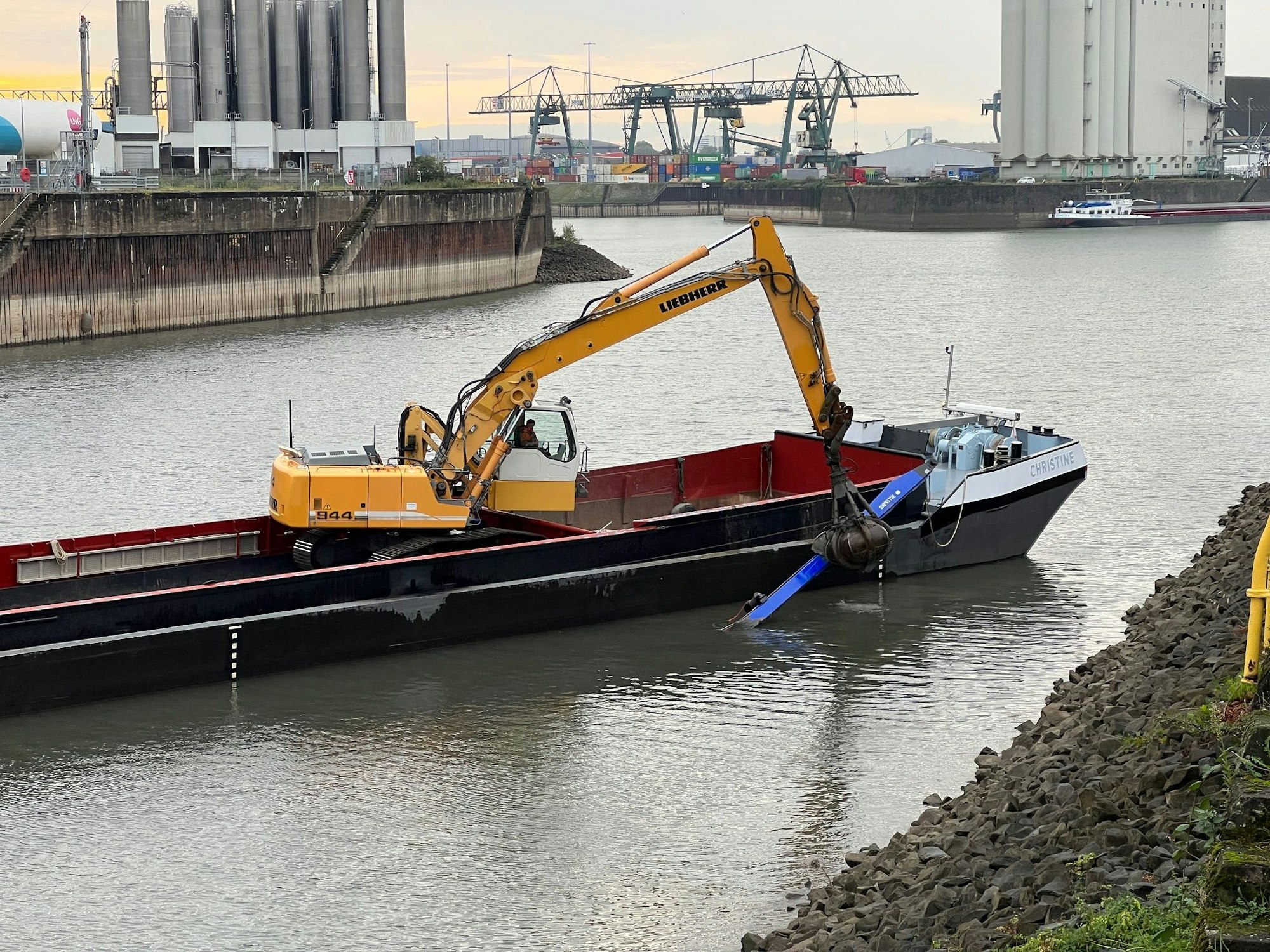 Der abgerissene Kranausleger (blau) des Unfallschiffs wurde am Donnerstag aus dem Hafenbecken geborgen. Beim Aufprall war die Brücke schwer beschädigt worden.
