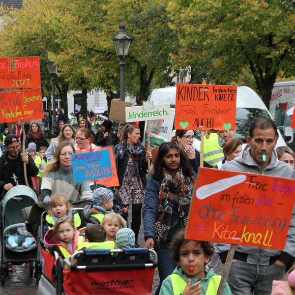 Kinder und Erwachsene laufen in einer Demonstration rund um den Siegburger Markt