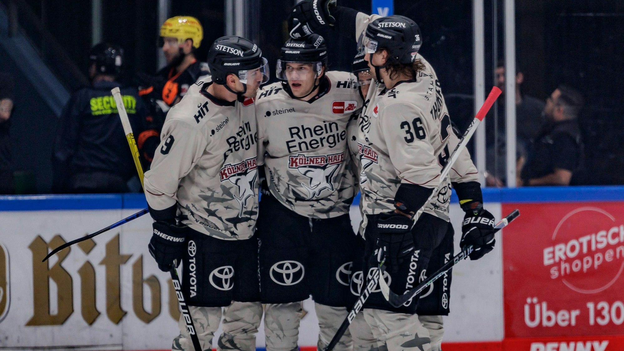 Penny DEL: Löwen Frankfurt - Kölner Haie, Eissporthalle Frankfurt, 13.10.2023 Tim Wohlgemuth Kölner Haie 33 & Nick Bailen Kölner Haie 7 & Andreas Thuresson Kölner Haie 36 & Maximilian Kammerer Kölner Haie 9 jubeln über ein Tor,