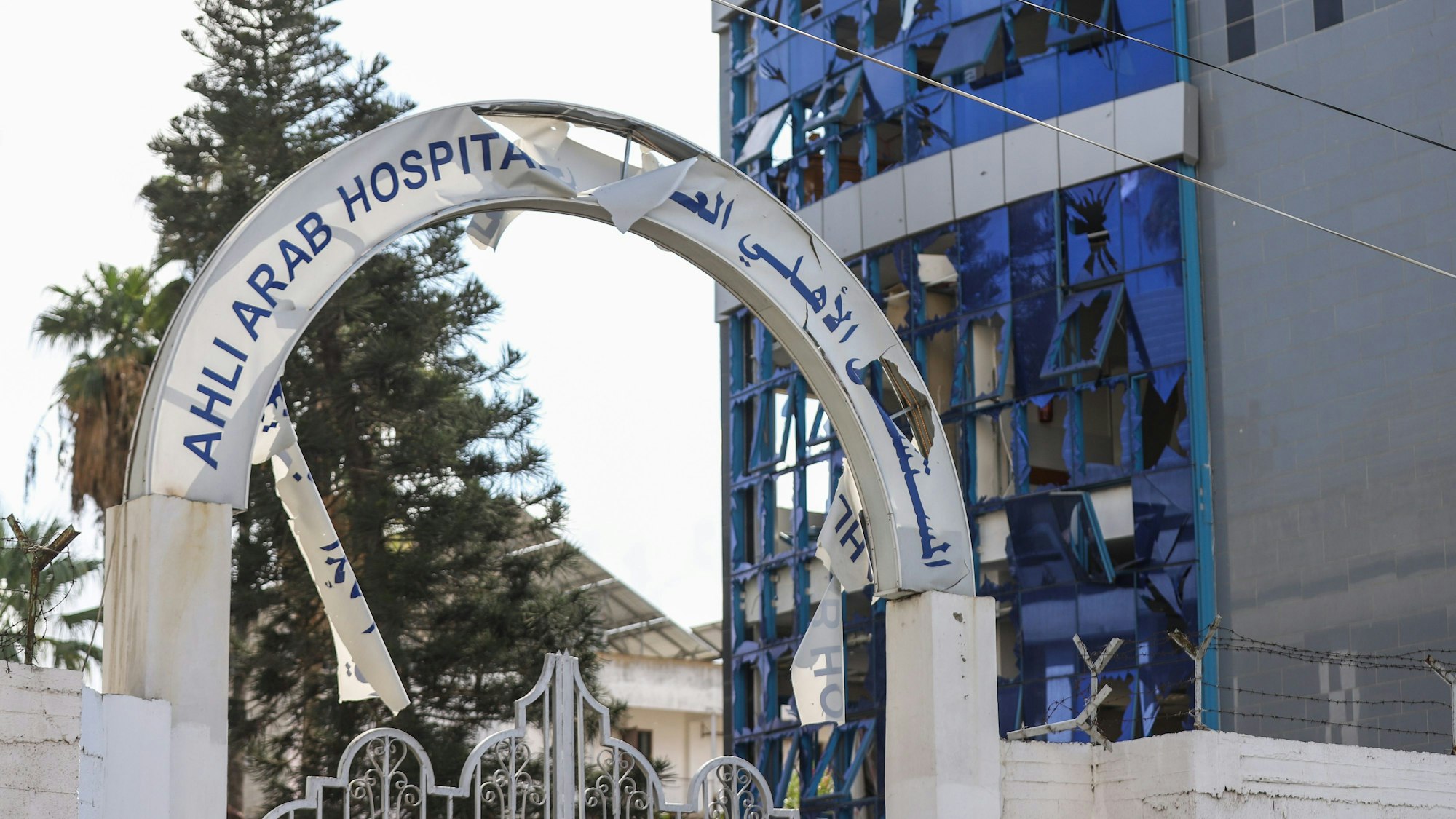 18.10.2023, Palästinensische Gebiete, Gaza-Stadt: Ein Überblick über die Verwüstungen, die durch den Angriff auf das Ahli Arab Krankenhaus verursacht wurden, bei dem Dutzende von Zivilisten getötet wurden. Foto: Mohammad Abu Elsebah/dpa +++ dpa-Bildfunk +++