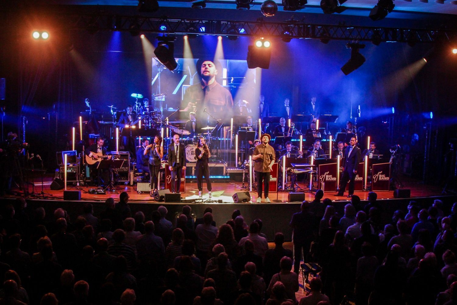 Die Bigband der Bundeswehr auf der Bühne im Feierabendhaus.