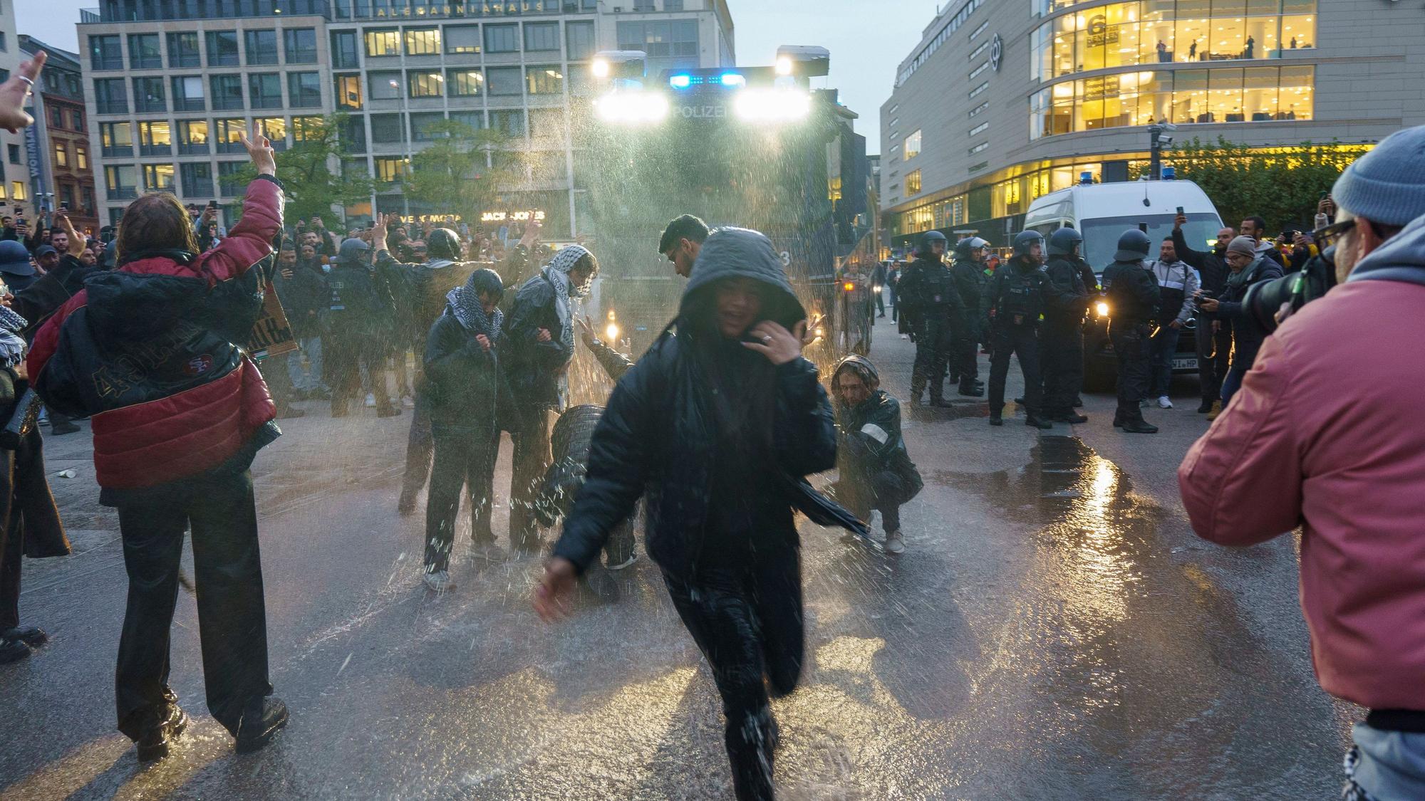 Die Polizei setzt auf einer Pro-Palästinenser-Demo an der Frankfurter Hauptwache Wasserwerfer ein.