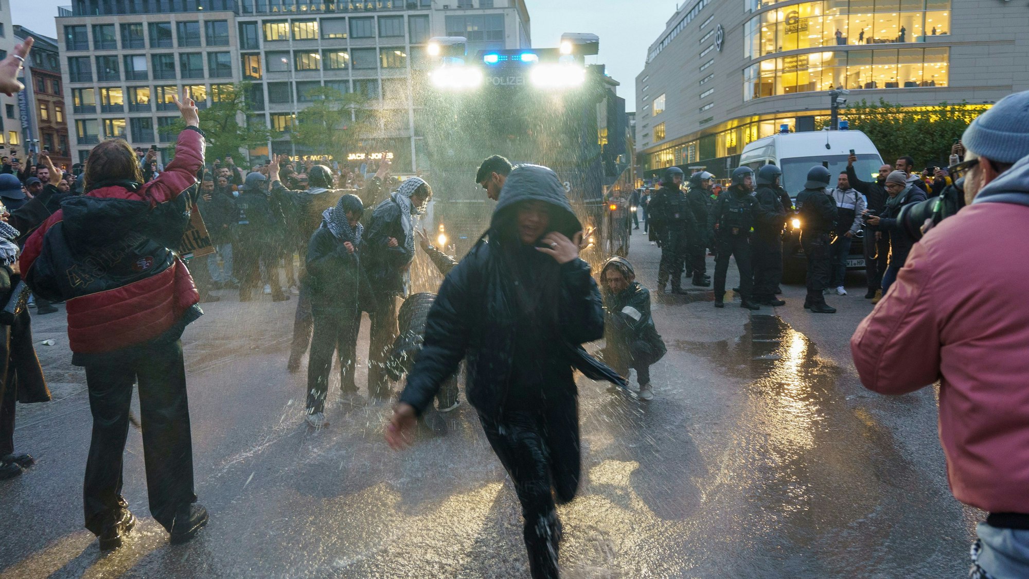 Die Polizei setzt auf einer Pro-Palästinenser-Demo an der Frankfurter Hauptwache Wasserwerfer ein.