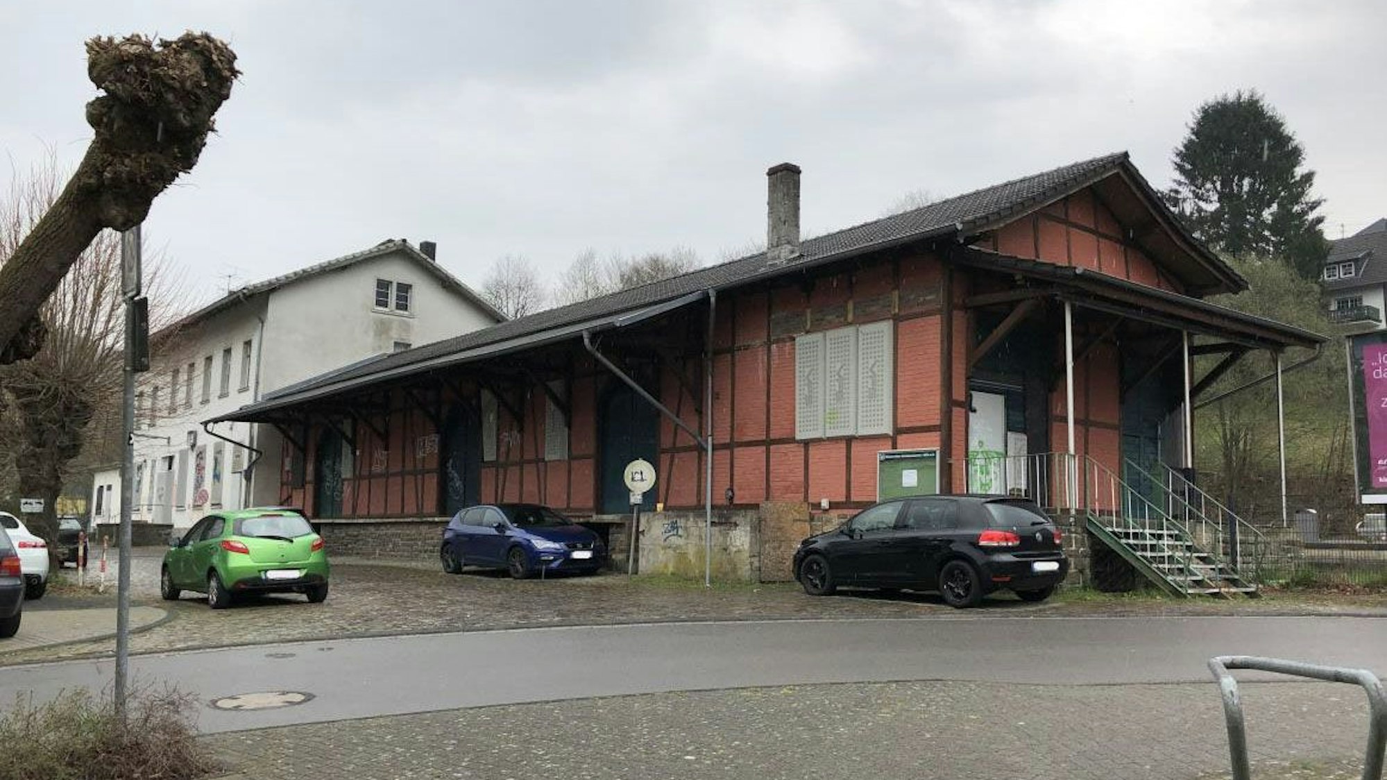 Außenansicht des Bahnhofsgebäudes in Ründeroth.