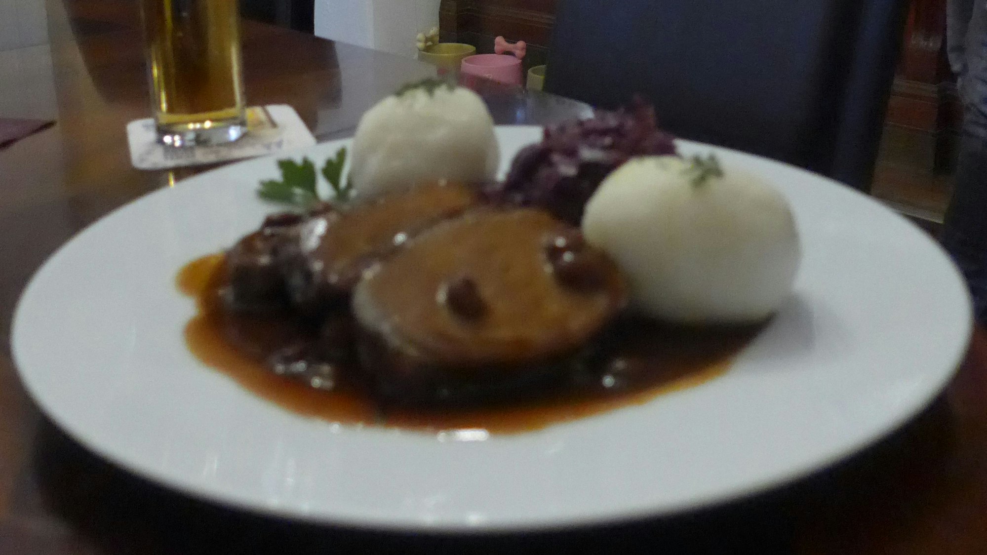 Zwischen Oktober und Karneval verlangen die Gäste nach Sauerbraten, der mit Klößen und Rotkohl für 25,90 Euro serviert wird