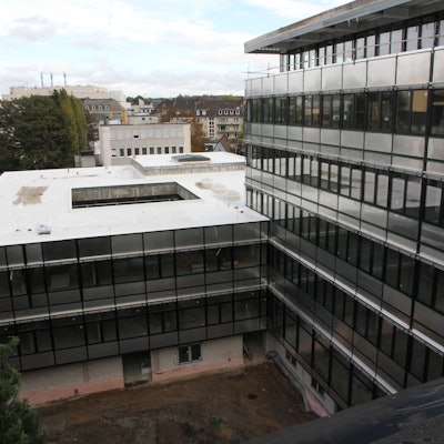 Blick auf die Fassadenelemente im hinteren Teil des Rathauses