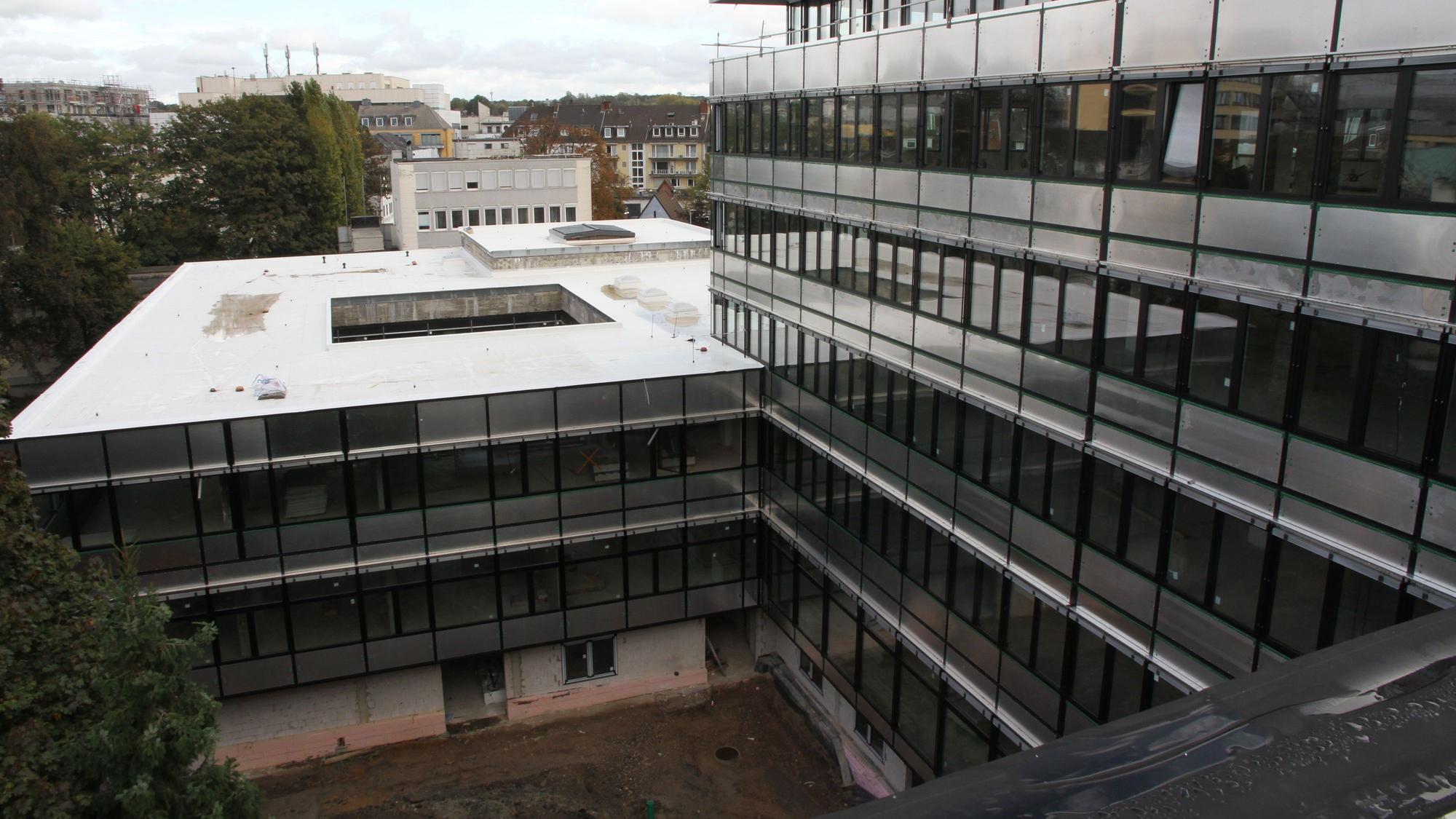 Blick auf die Fassadenelemente im hinteren Teil des Rathauses