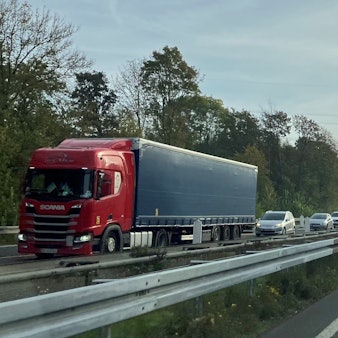 Blick auf einen Stau auf der A4 in Fahrtrichtung Köln.