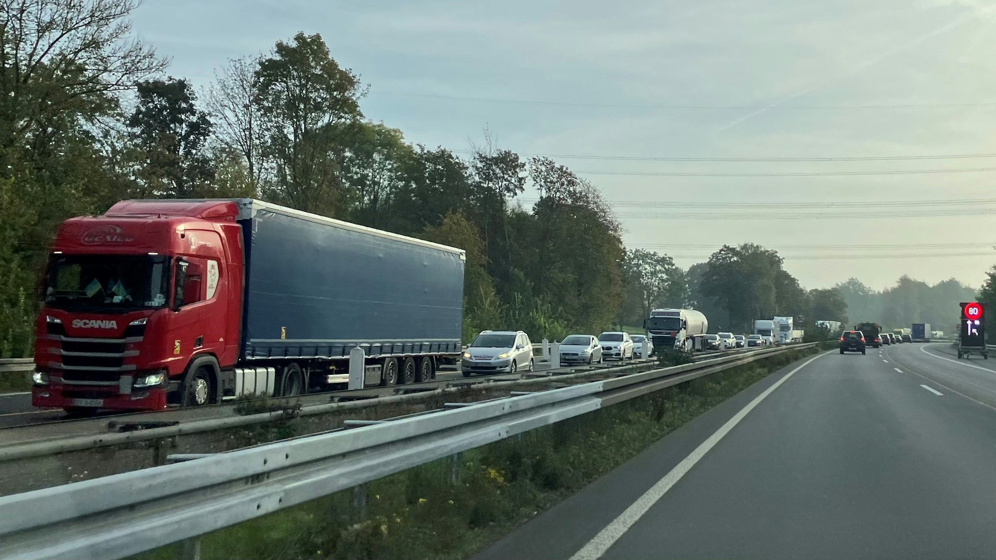 Blick auf einen Stau auf der A4 in Fahrtrichtung Köln.