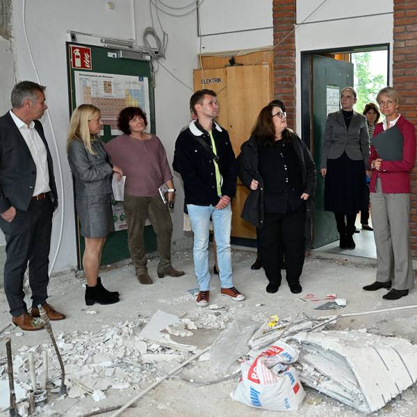 Schulministerin Dorothee Feller besucht Freiherr-vom-Stein-Schulzentrum