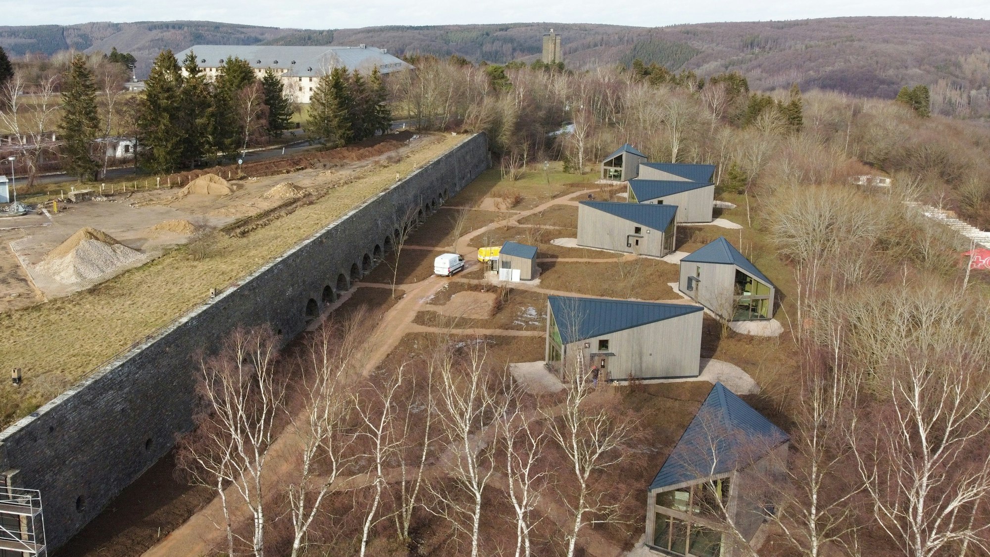 Das Foto zeigt die bereits bestehenden Ferienhäuser in Vogelsang.