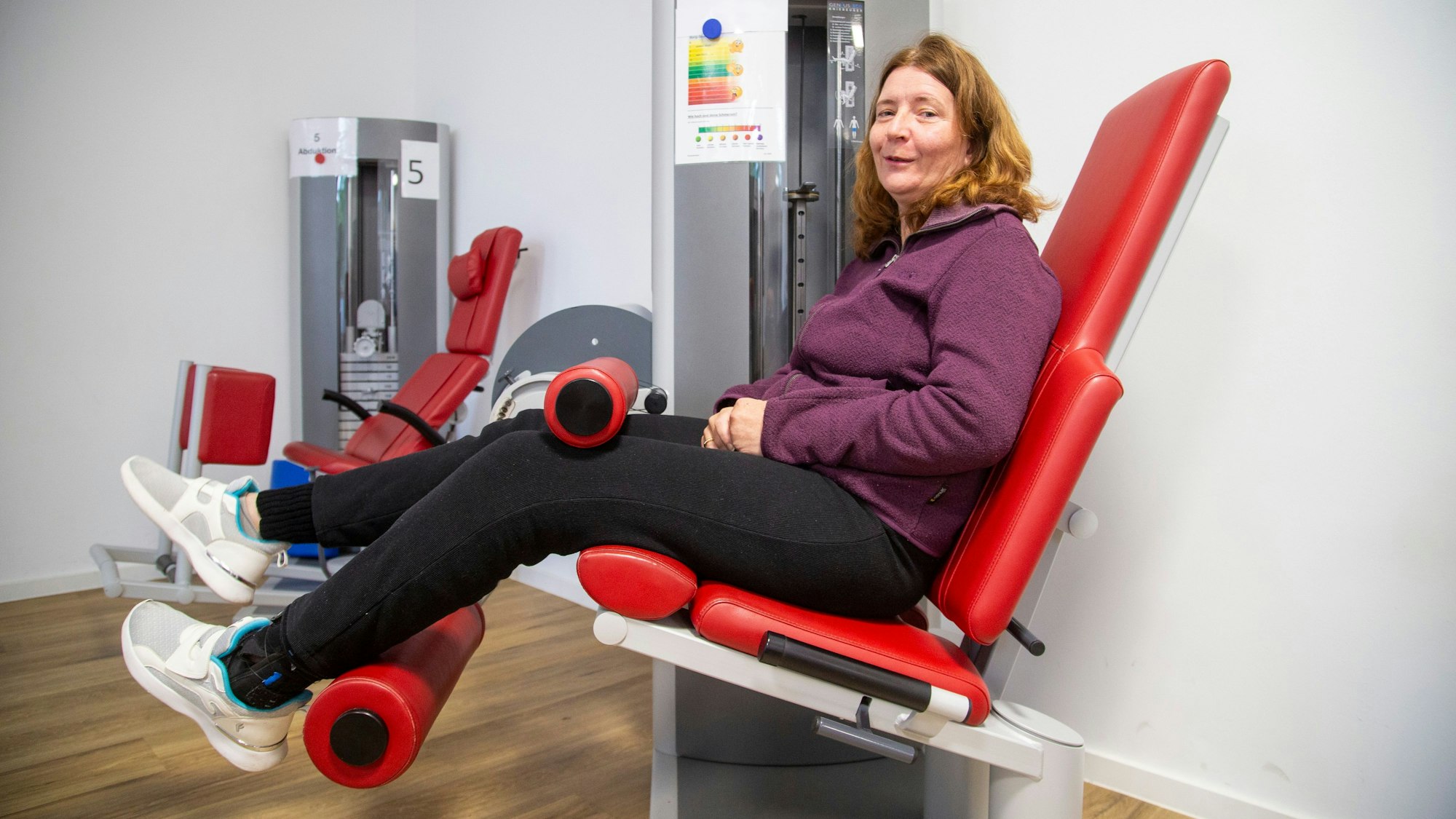 Anke Lug sitzt auf einem Trainingsgerät.