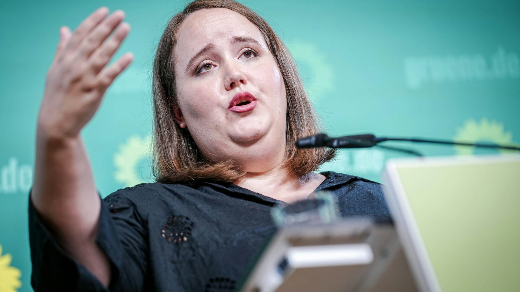 ARCHIV - 18.09.2023, Berlin: Ricarda Lang, stellvertretende Bundesvorsitzende von Bündnis 90/Die Grünen, gibt eine Pressekonferenz nach den Gremiensitzungen ihrer Partei. Die Grünen haben sich für eine stärkere Erhöhung des gesetzlichen Mindestlohns ausgesprochen. (zu dpa "Grüne wollen höheren Mindestlohn") Foto: Kay Nietfeld/dpa +++ dpa-Bildfunk +++