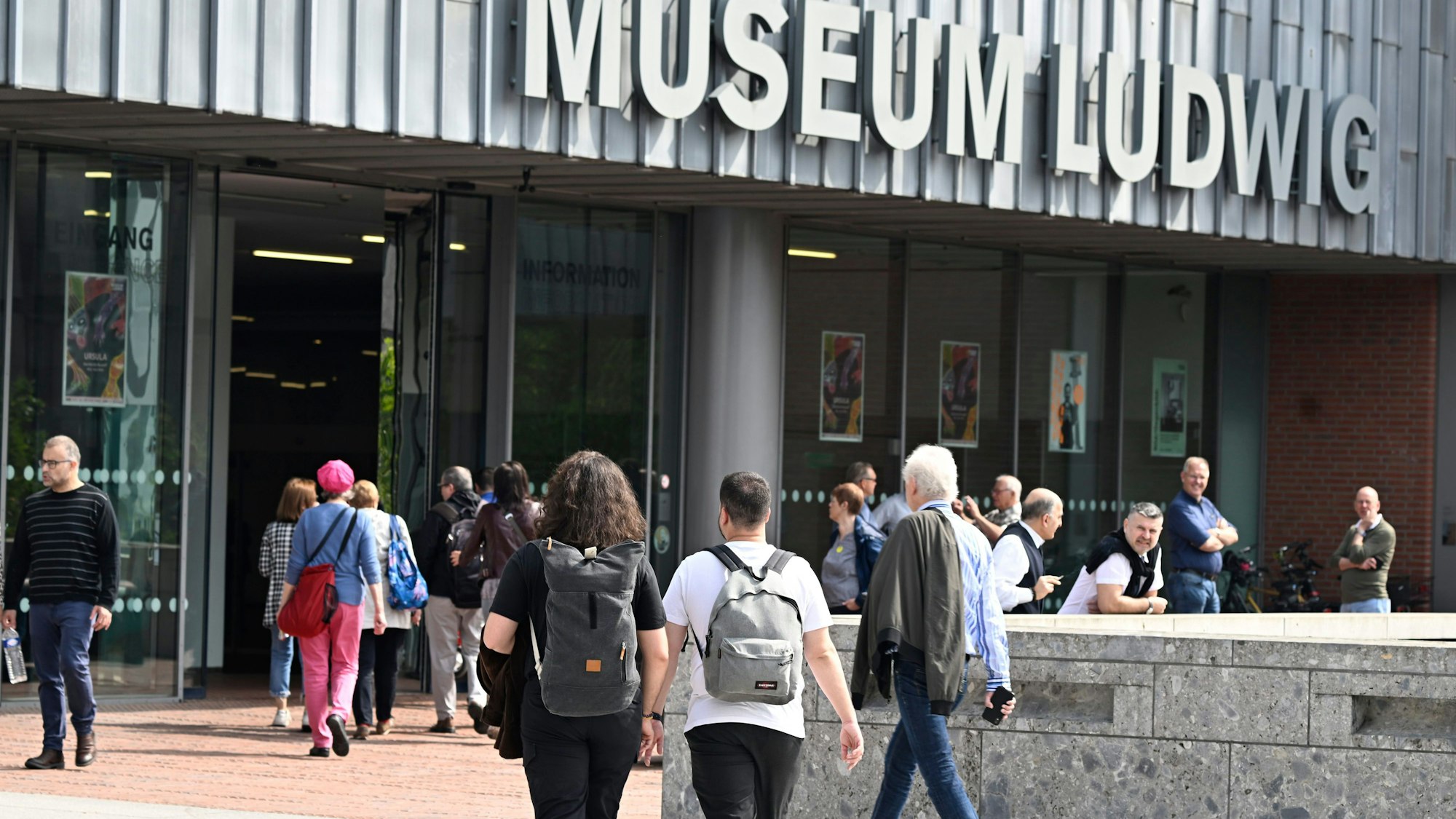 Menschen gehen in das Museum Ludwig.
