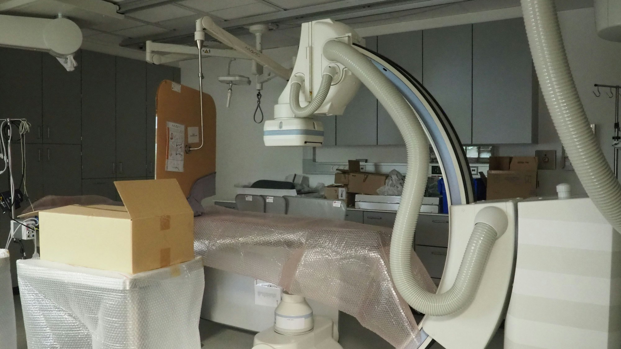 Ein Diagnosegerät steht im renovierten Klinikraum.