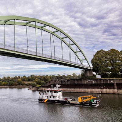 Die Fußgängerbrücke am Niehler Hafen.