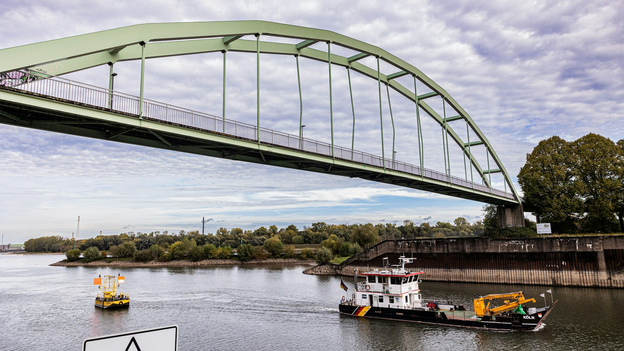 Die Fußgängerbrücke am Niehler Hafen ist seit dem Unfall im Oktober 2023 schwer beschädigt und gesperrt.