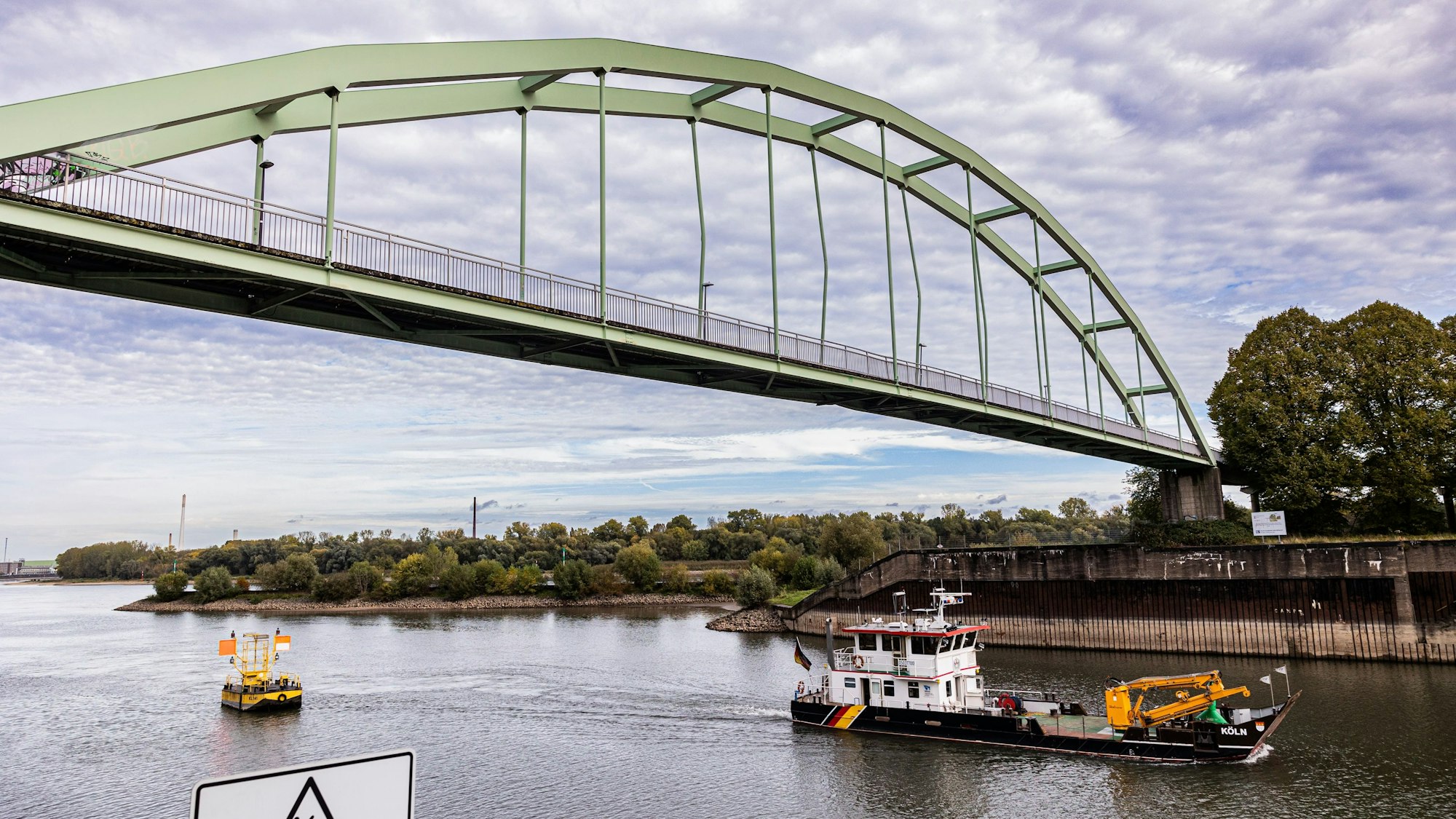 Die beschädigte Brücke liegt hoch über Hafeneinfahrt. Die lichte Höhe beträgt derzeit rund 16 Meter.
