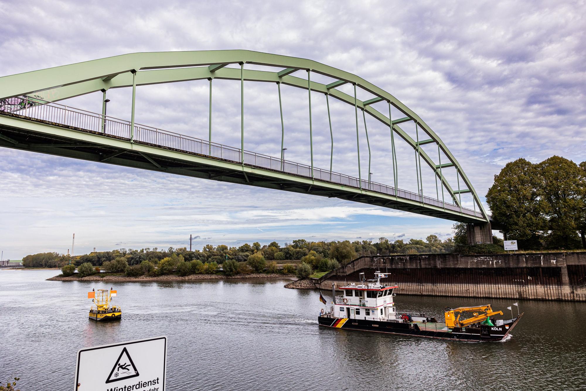 Die Fußgängerbrücke am Niehler Hafen.