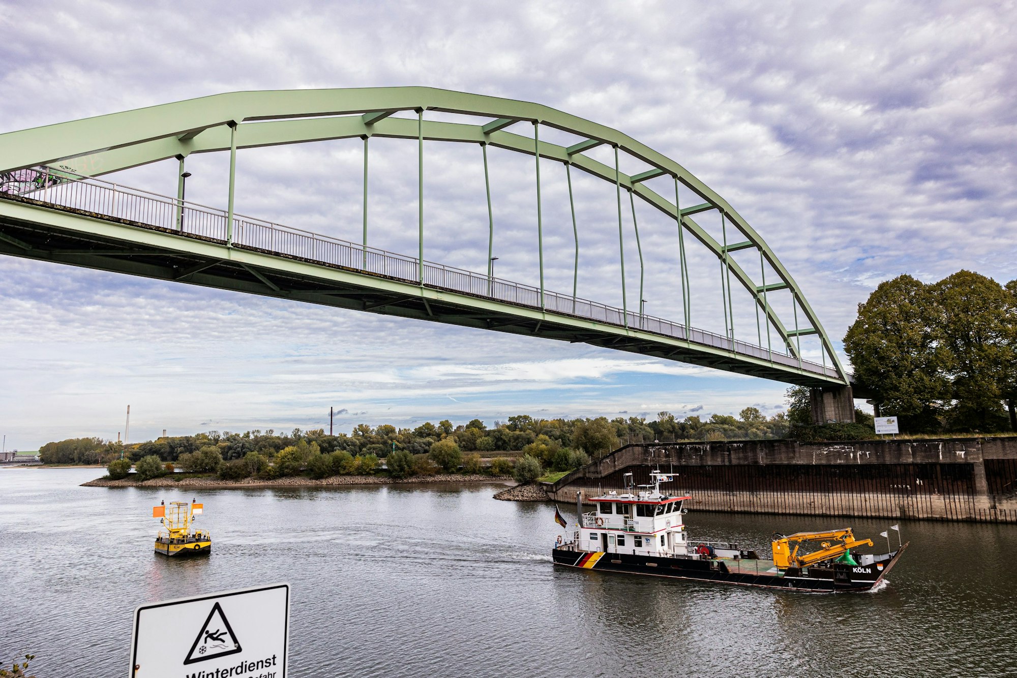 Die Fußgängerbrücke am Niehler Hafen.