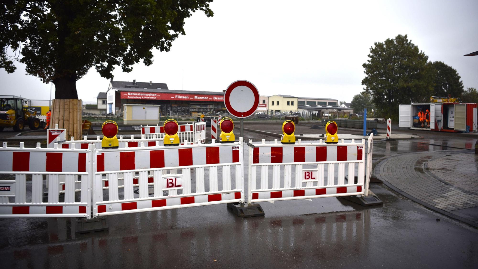 Rot-weiße Sperrzäune riegeln die Baustelle am Zülpicher Bahnhof ab.