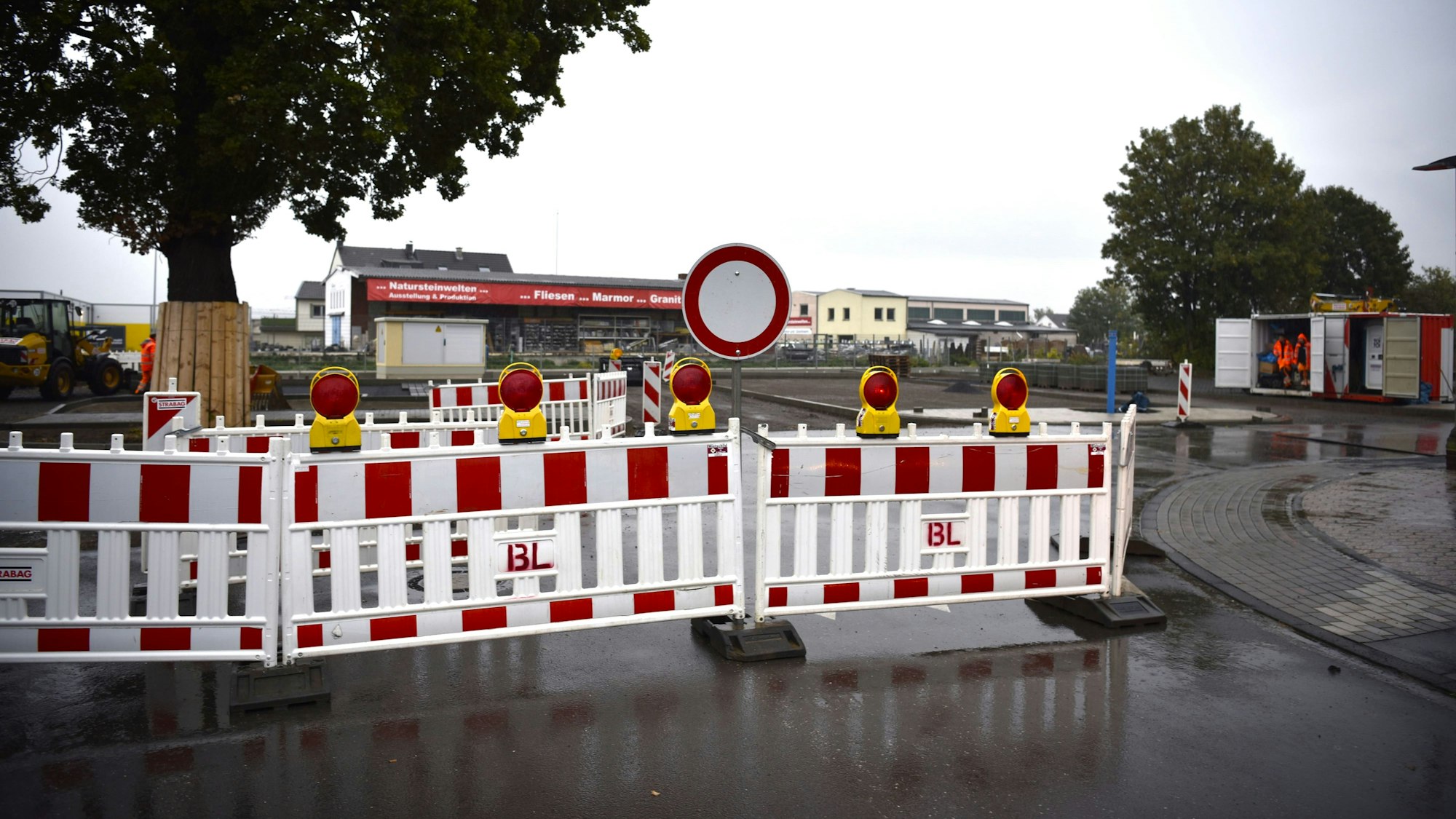 Rot-weiße Sperrzäune riegeln die Baustelle am Zülpicher Bahnhof ab.