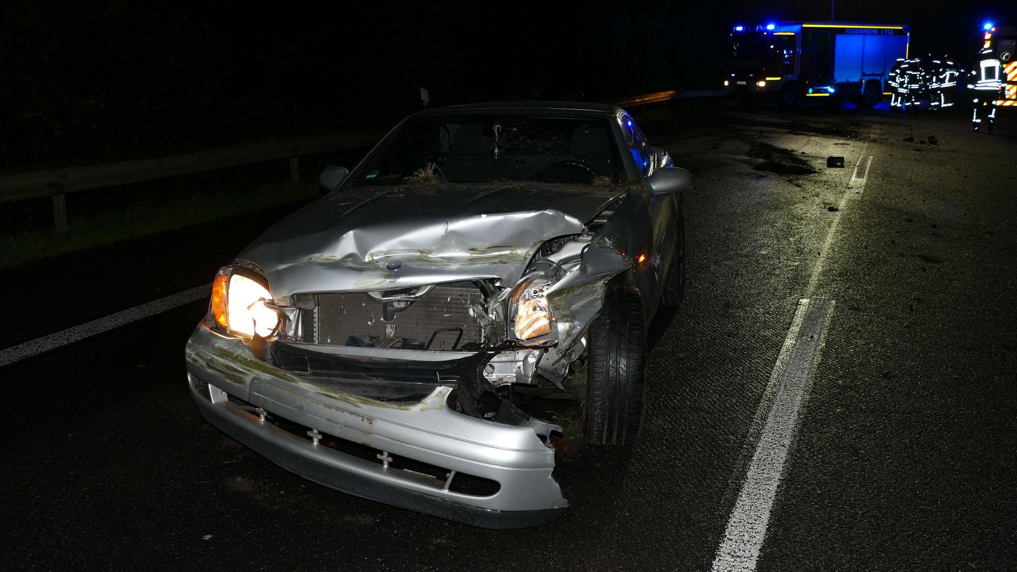 Ein Unfallwagen steht auf einer Straße.