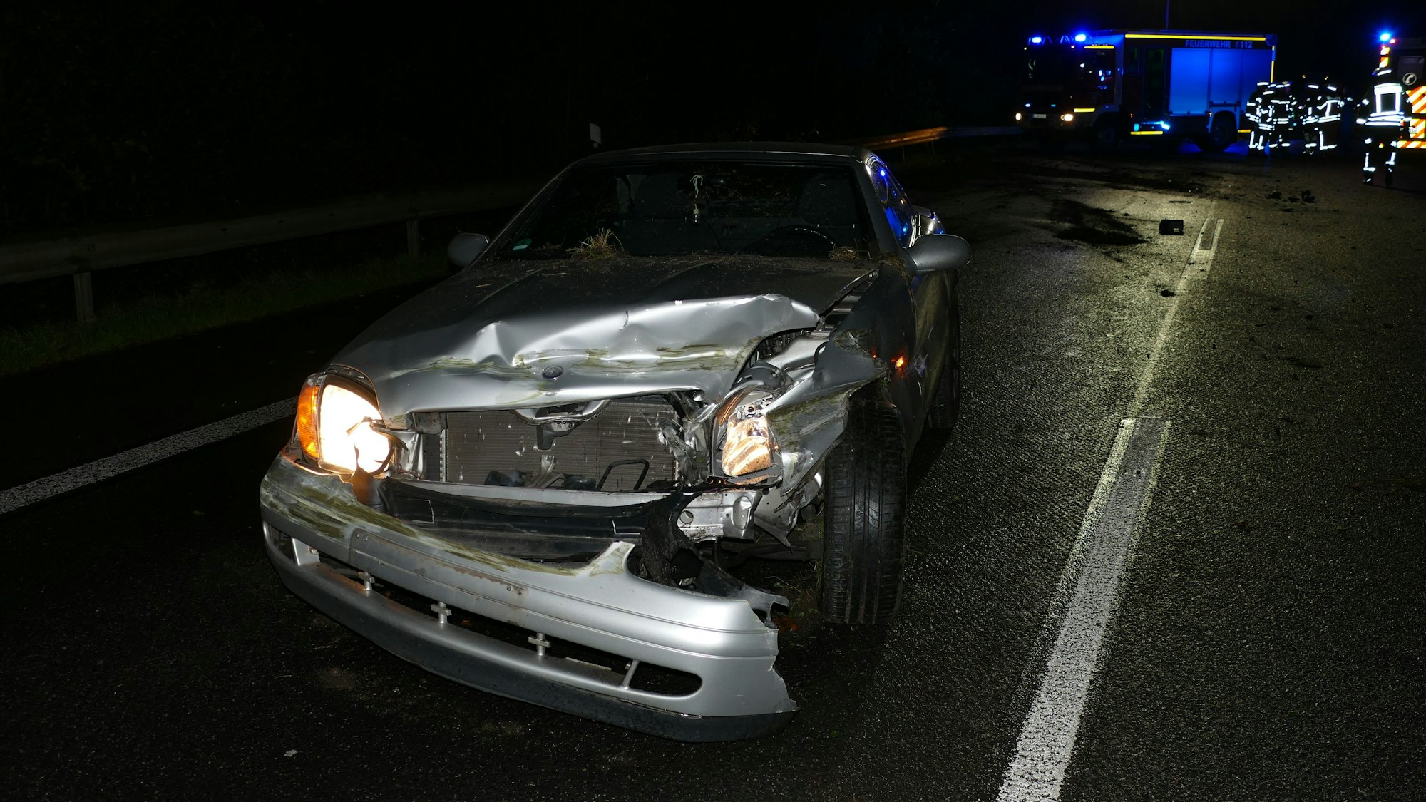Ein Unfallwagen steht auf einer Straße.