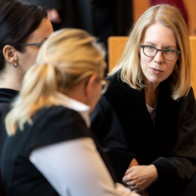 Oberstaatsanwältin Anne Brorhilker (r) sitzt vor dem Landgericht auf dem Platz des Anklägers.