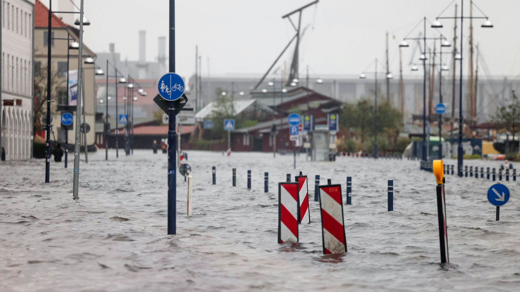 Flensburg: Eine Straße am Hafen ist überflutet.