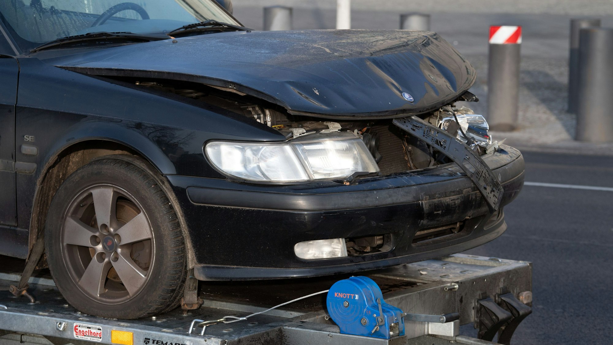 Ein beschädigtes Auto wird abgeschleppt.