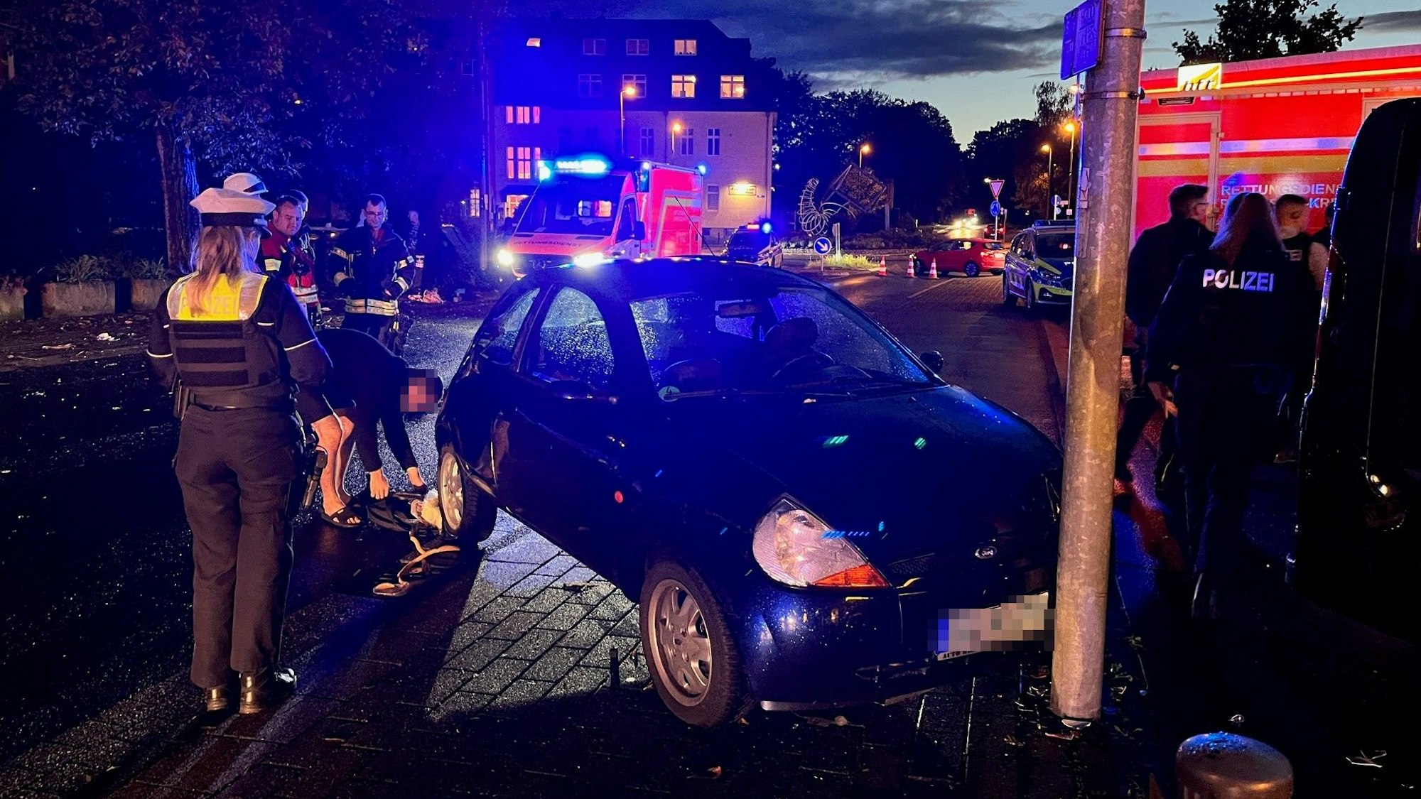 Ein Auto steht vor einem Straßenschild.