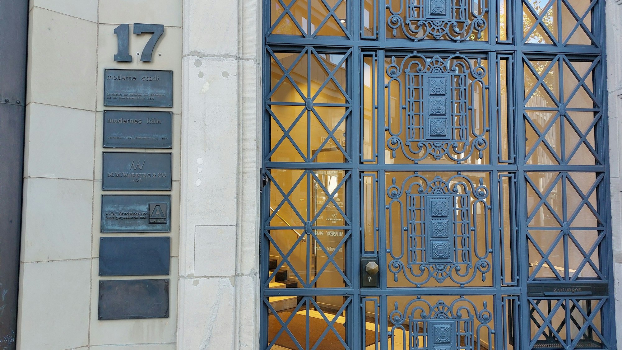 Noch sind sie einträchtig an der Brückenstraße aufgeführt: Die Entwicklungsgesellschaften „moderne stadt“ (ganz oben) und „modernes köln“ (darunter).