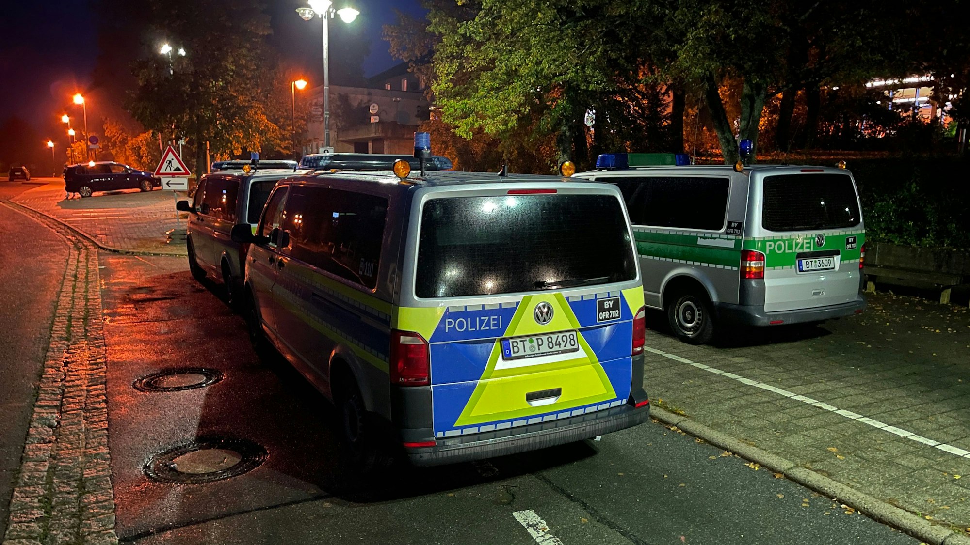 Polizeifahrzeuge stehen vor der Gesamtschule in Hollfeld (Landkreis Bayreuth), die nach einer Bombendrohung geschlossen ist. Die Polizei sei im Einsatz und durchsuche das Gebäude, sagte eine Polizeisprecherin.