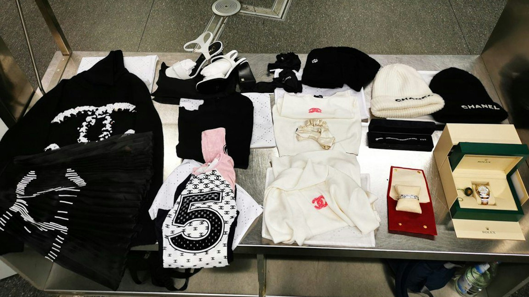 Luxuswaren liegen auf einem Tisch.