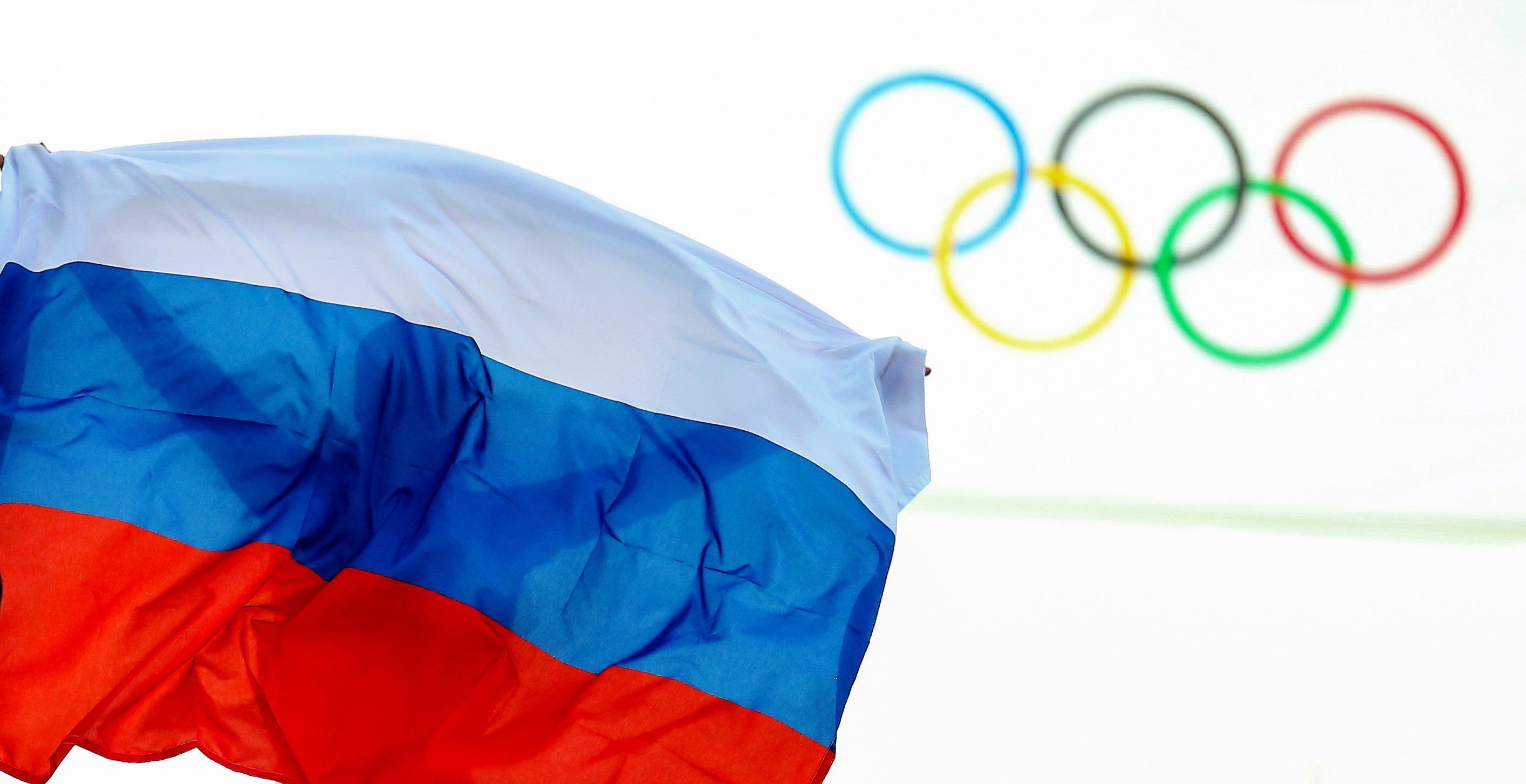 Ein Athlet von Russland hält am 09.02.2014 eine russische Nationalflagge nach einer Veranstaltung bei den Olympischen Spielen 2014 Sotschi, in Sotschi, Russland.