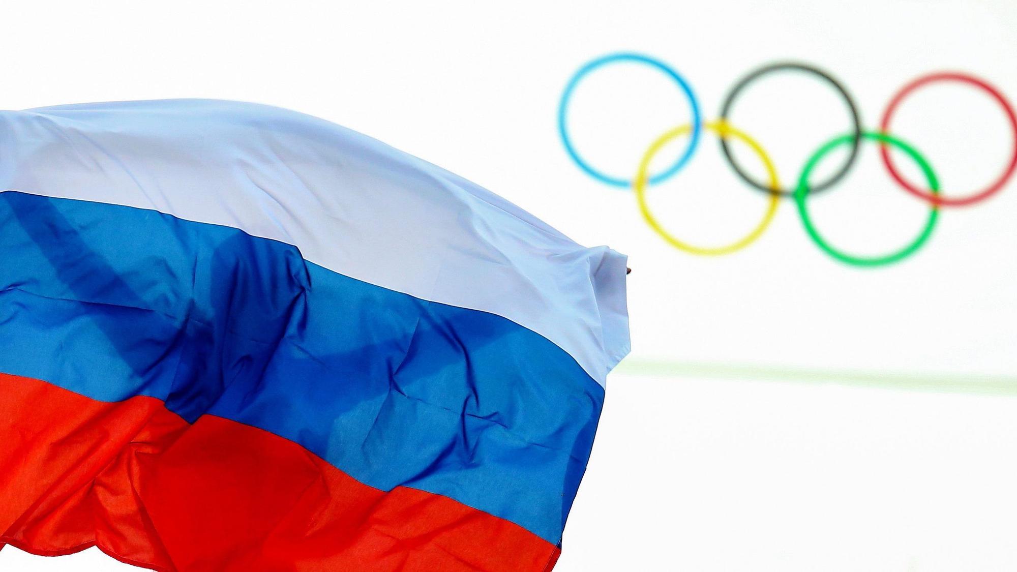 Ein Athlet von Russland hält am 09.02.2014 eine russische Nationalflagge nach einer Veranstaltung bei den Olympischen Spielen 2014 Sotschi, in Sotschi, Russland.