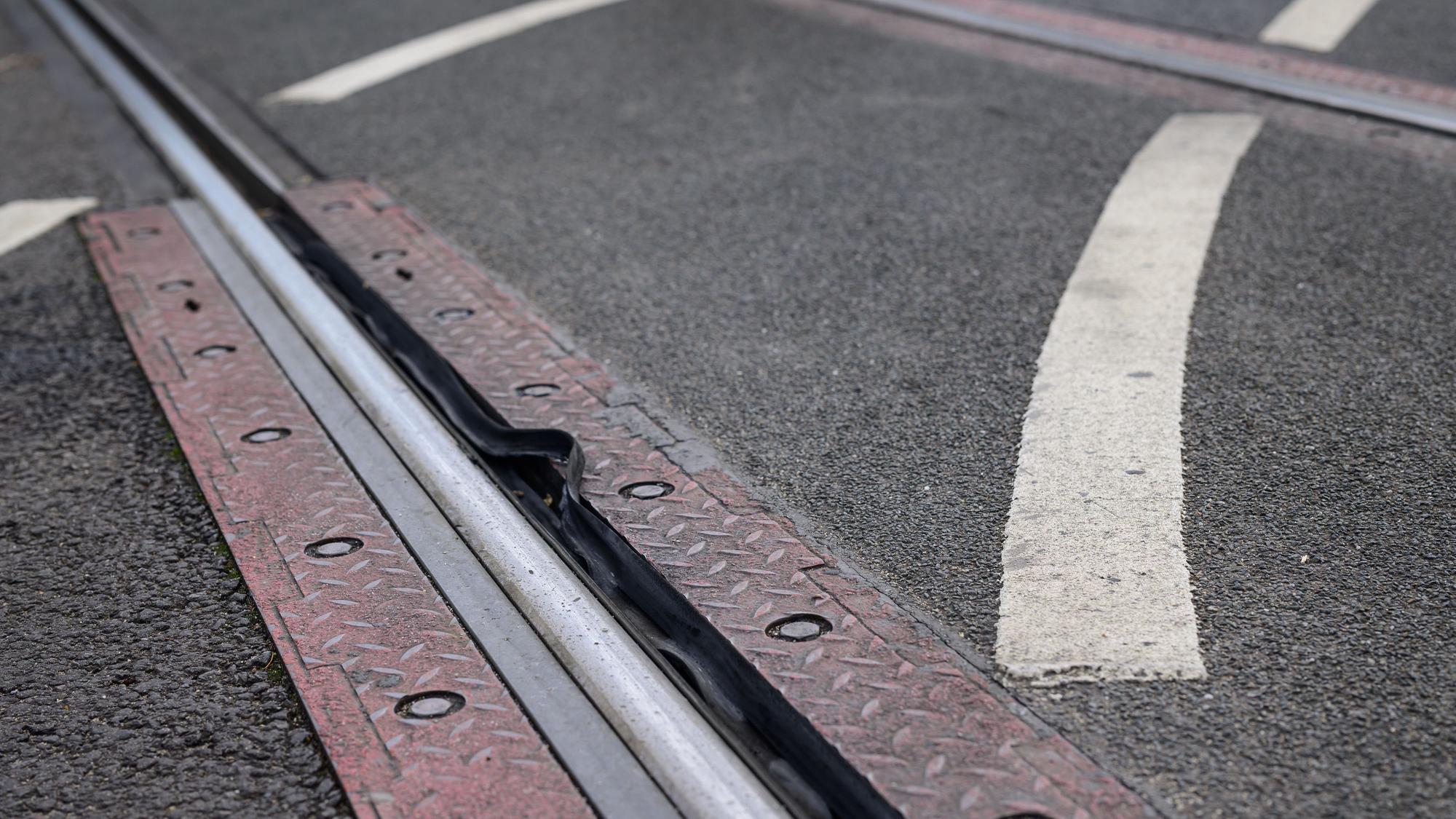 Das Gummiprofil des Velogleises wurde von der Bahn aufgeschnitten.