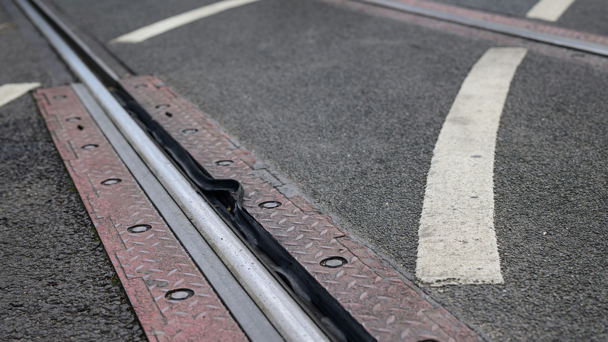 Das Gummiprofil des Velogleises wurde von der Bahn aufgeschnitten.