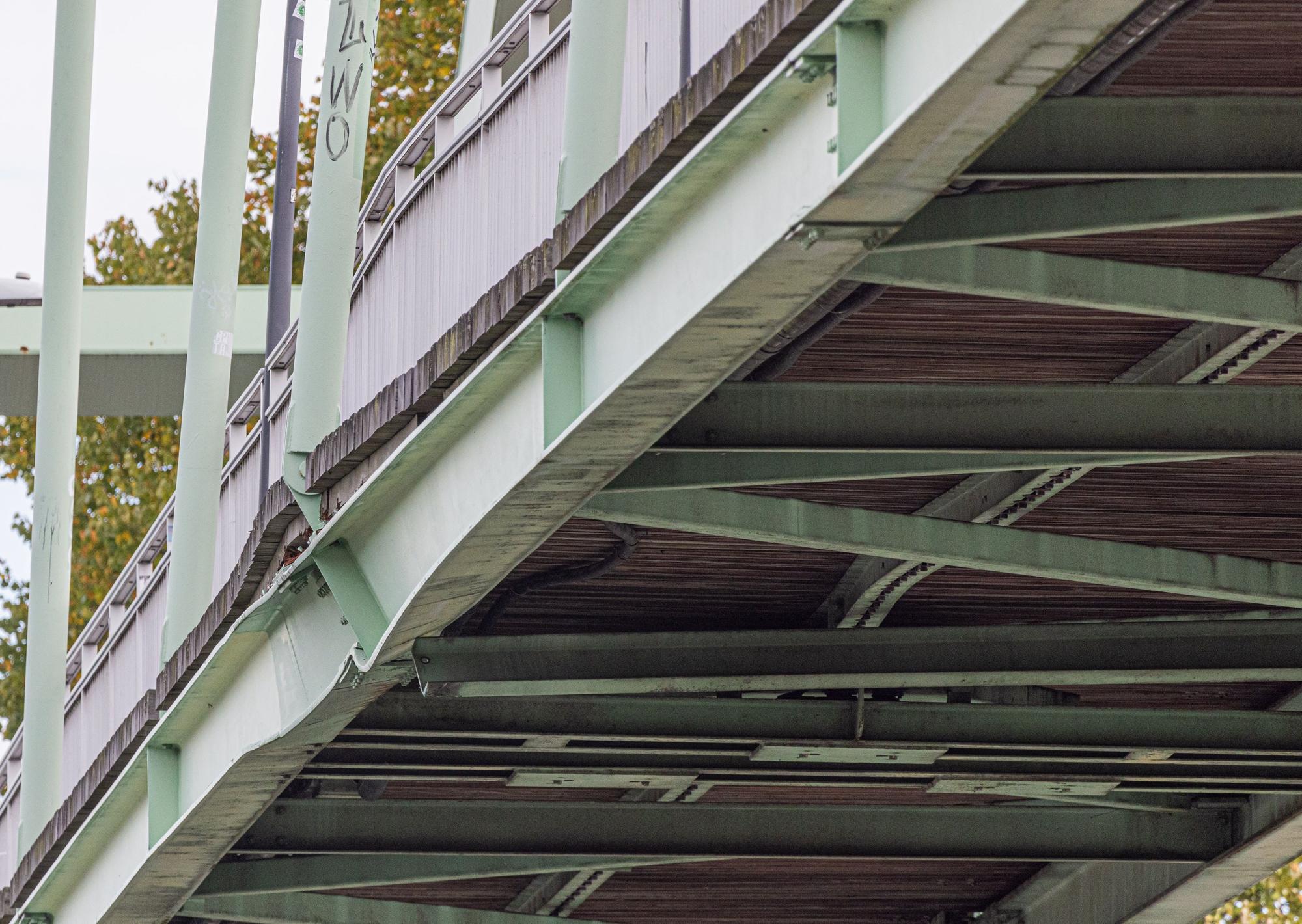 Deutlich zu sehen sind die massiven Verformungen an der Fußgängerbrücke nach dem Unfall.