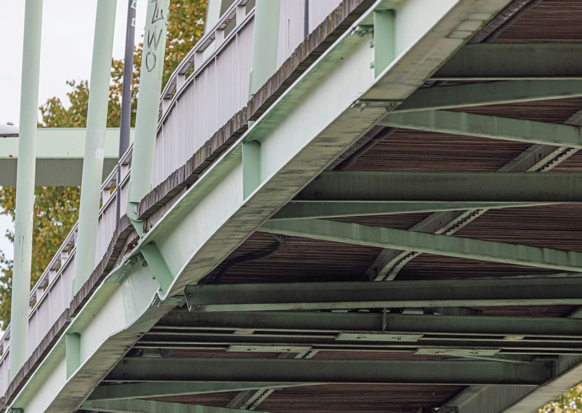 Deutlich zu sehen sind die massiven Verformungen an der Fußgängerbrücke nach dem Unfall.