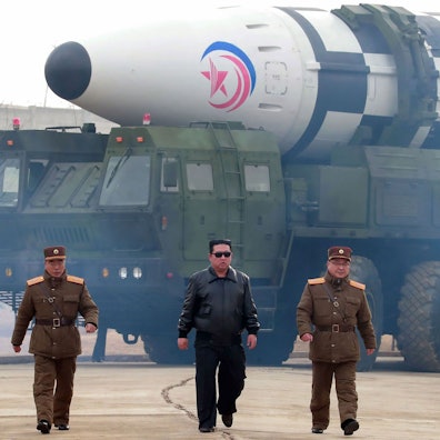 Kim Jong Un, Machthaber von Nordkorea, vor dem Test einer atomwaffenfähigen, ballistischen Interkontinentalrakete. (Archivbild)