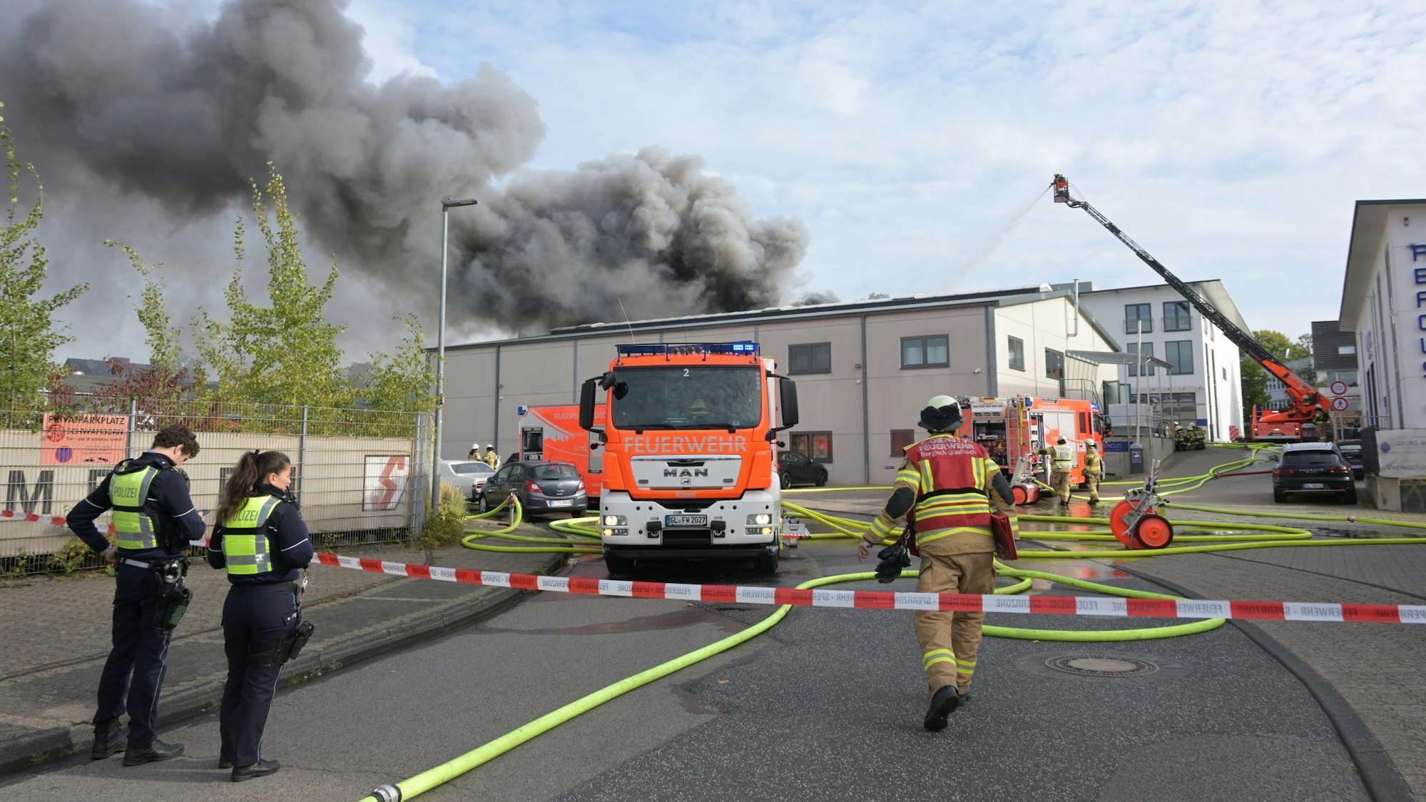 Die Feuerwehr löscht den Brand.