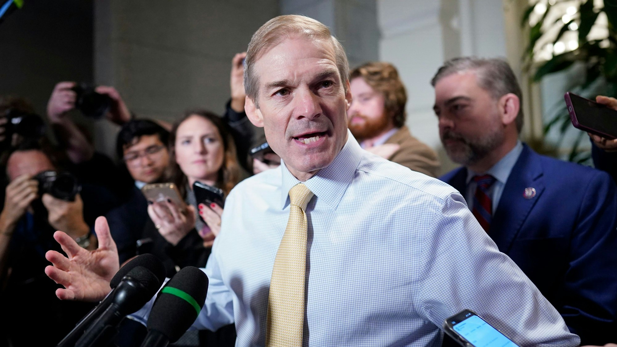 Jim Jordan (M), Abgeordneter des Repräsentantenhauses für Ohio, spricht mit Journalisten nach einer Sitzung des republikanischen Ausschusses im Kapitol.