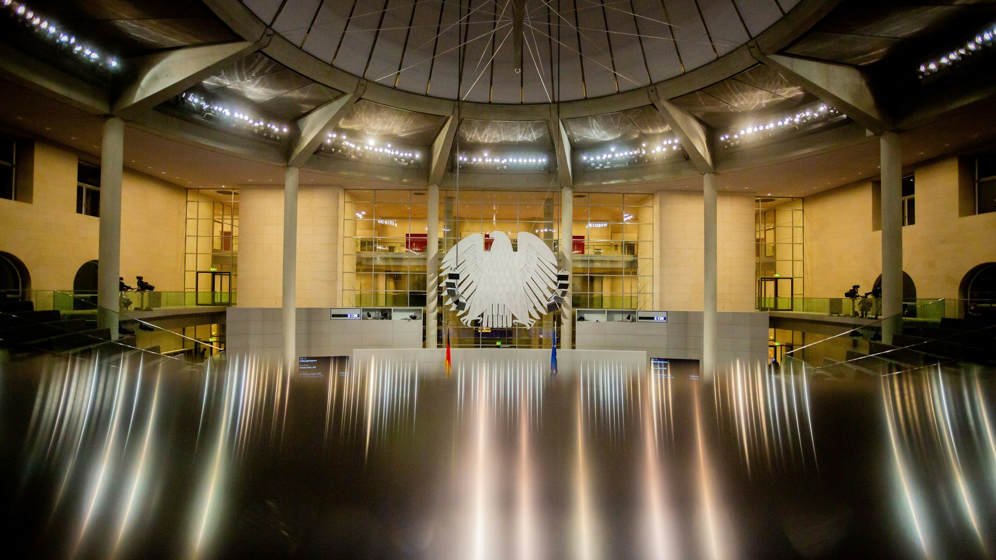Der Bundesadler im Plenarsaal des Bundestages. (Symbolbild)