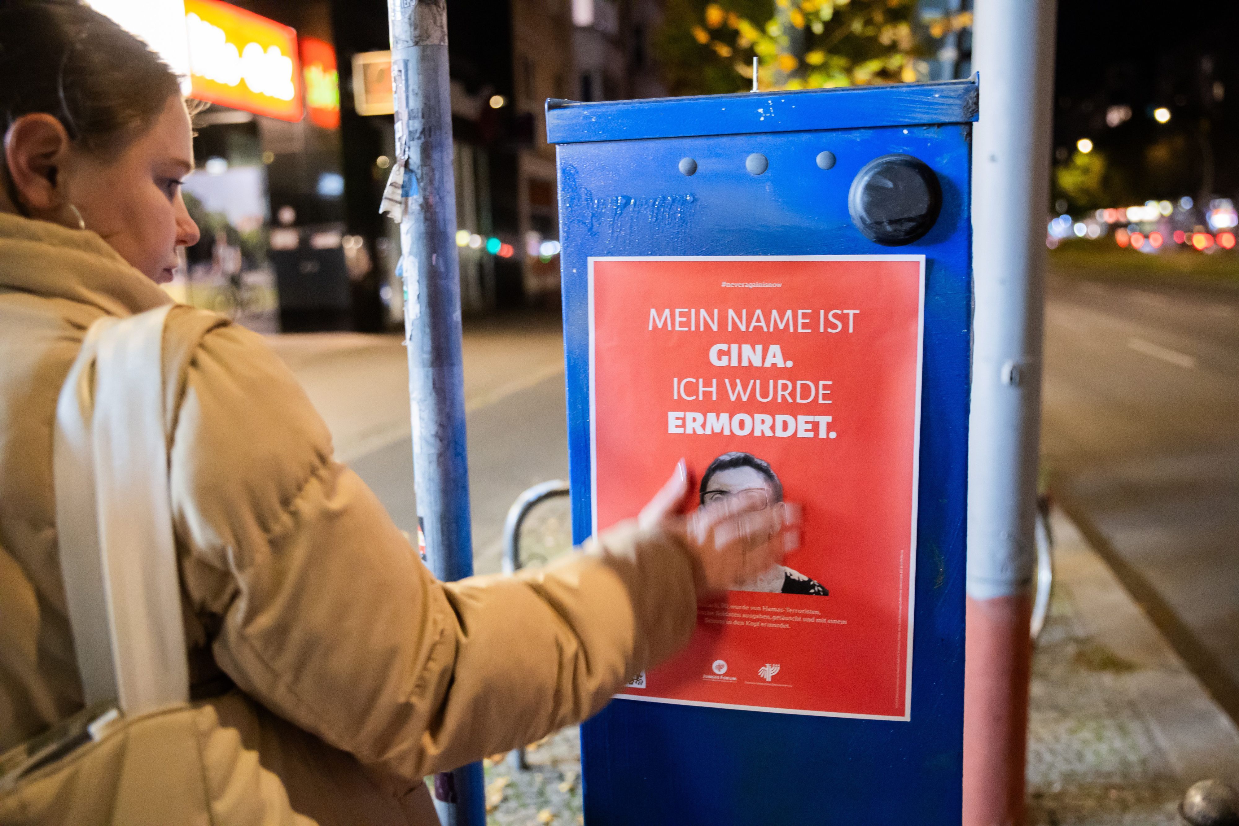 Maria Kireenko, stellvertretende Bundesvorsitzende des Jungen Forums der Deutsch-Israelischen Gesellschaft, hängt bei einer Plakataktion des Jungen Forums der Deutsch-Israelischen Gesellschaft Plakate zu den Ermordeten und Geiseln der Hamas in Berlin-Friedrichshain auf.