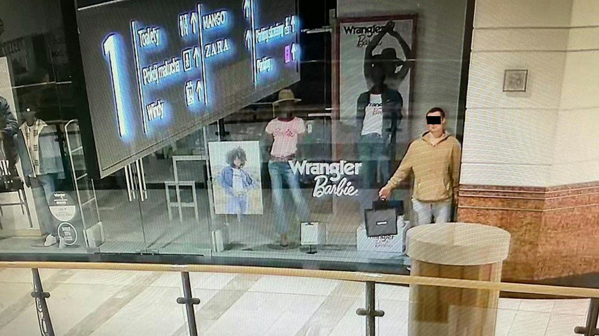Mutmaßlicher Einbrecher gibt sich als Schaufensterpuppe in Warschauer Einkaufszentrum aus