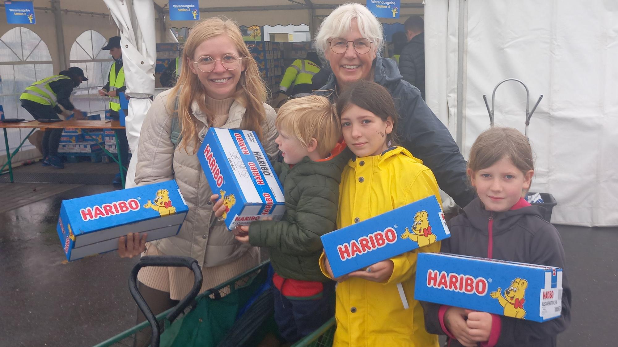 Haribo Kastanienrettung 2023 Oma Jutta aus Keidelheim mit Tochter Julia und den Enkeln Isi, Eni und Titus an der Warenausgabe