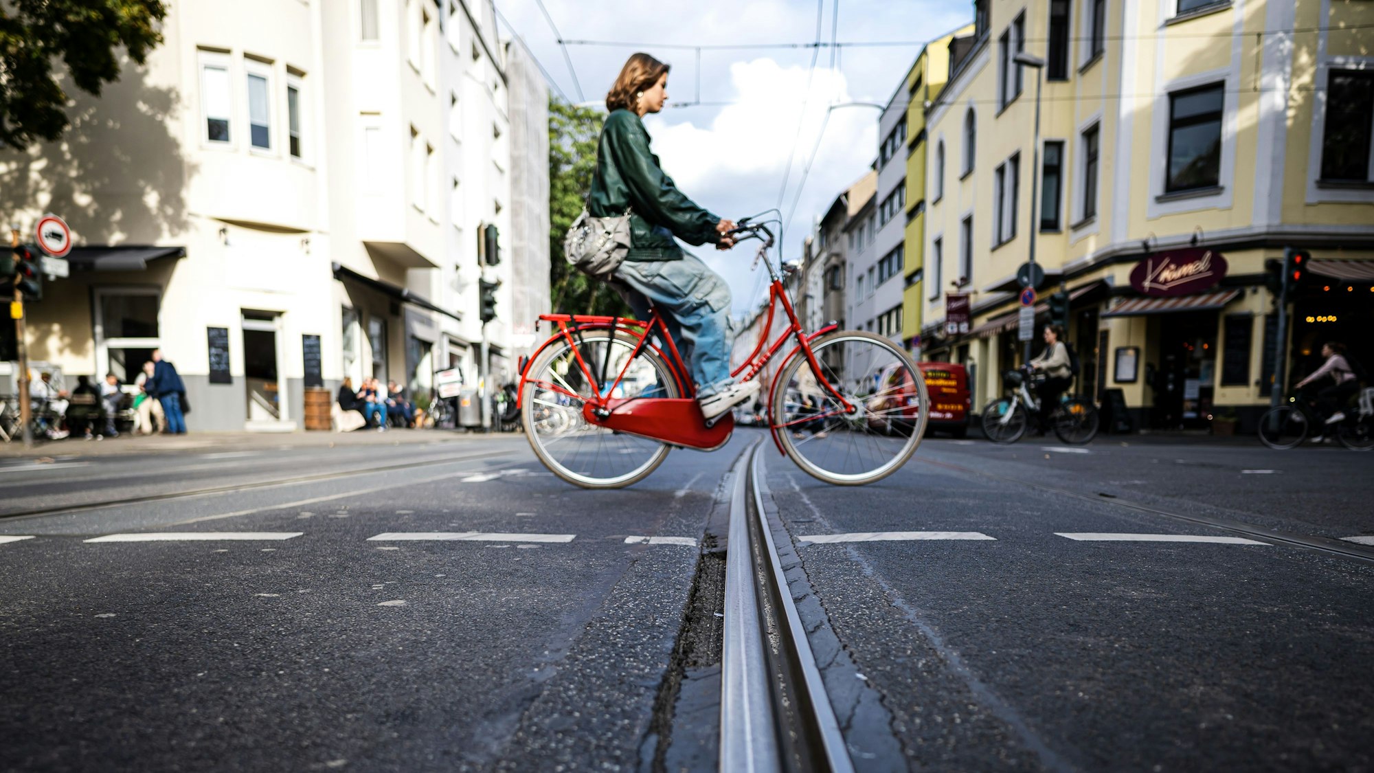 An vielen Stellen auf der Zülpicher Straße ist die Straße rund um die Gleise in schlechtem Zustand.