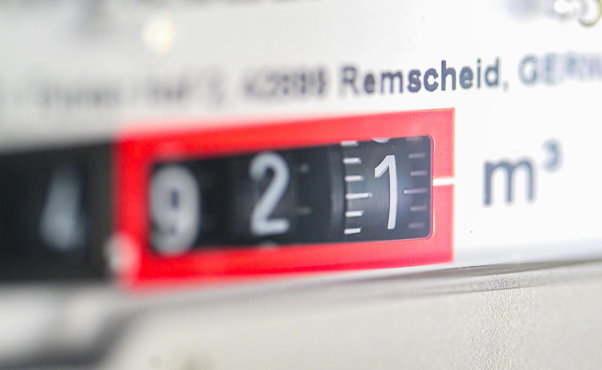 Das Bild zeigt einen Gaszähler in einem Privathaus.